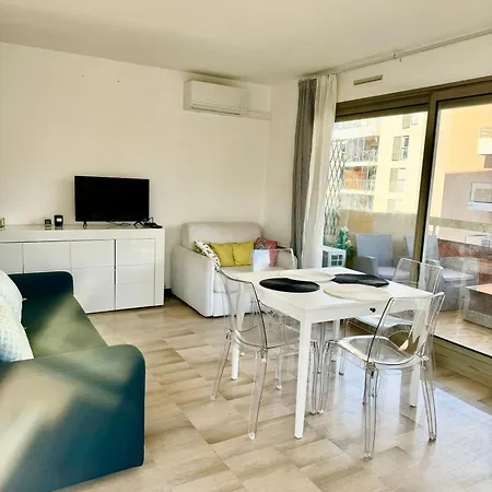 Spacieux A 150m De La 2 Terrasses *